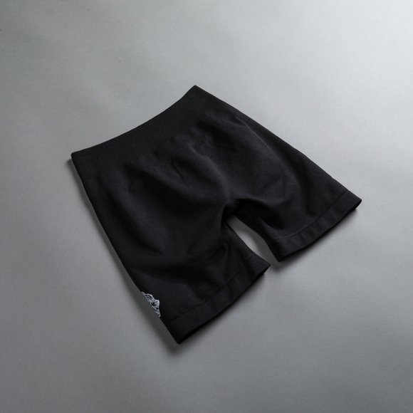 SHE WOLVES FOREVER SEAMLESS EVERSON SHORTS IN BLACK - Picture 2 of 3